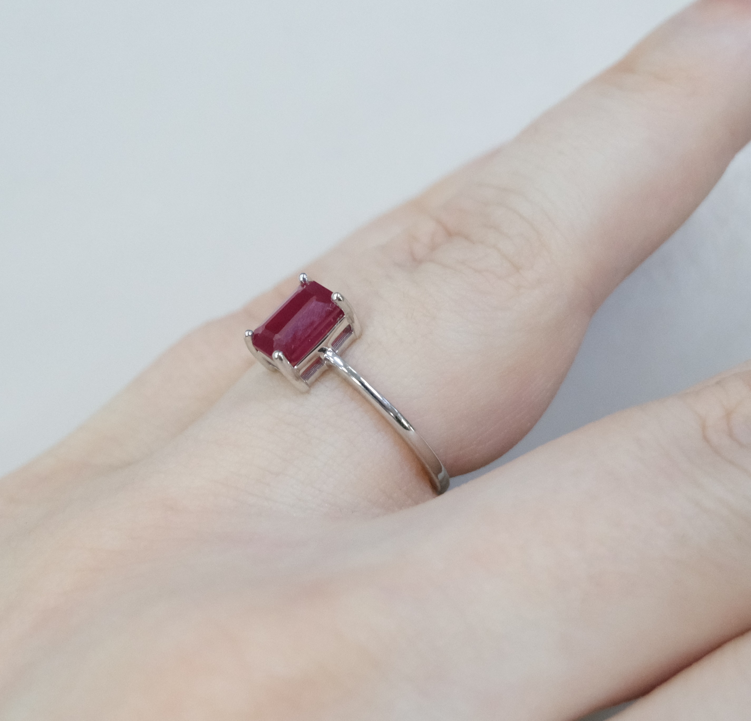 Серебряное кольцо с рубином